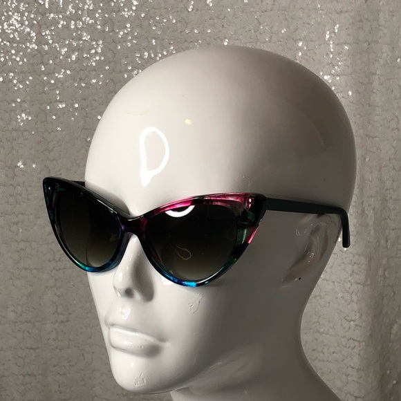 Accessories - Cat eye sunglasses 🕶